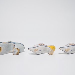 Drie polychrome Delftse schoentjes, 18e eeuw — foto 7