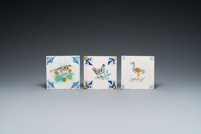 Drie polychrome Delftse tegels met een kip, een kuifmees en een struisvogel, 17e eeuw