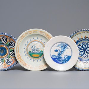 Drie polychrome Nederlandse majolica borden en een vroeg Delfts bord met bijbels decor, 17e eeuw — foto 1