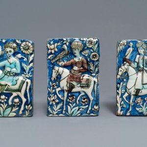 Drie Qajar tegels met reliëfdecor van valkeniers, Iran, 19e eeuw — foto 1