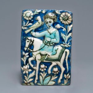 Drie Qajar tegels met reliëfdecor van valkeniers, Iran, 19e eeuw — foto 4