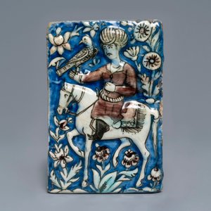 Drie Qajar tegels met reliëfdecor van valkeniers, Iran, 19e eeuw — foto 6