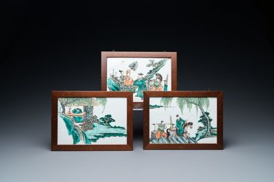 Drie rechthoekige Chinese famille verte plaquettes, 19e eeuw