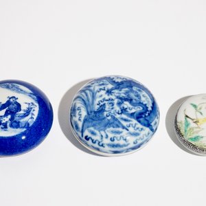 Drie ronde Chinese blauwwitte en famille rose dekseldoosjes, 19/20e eeuw — foto 1