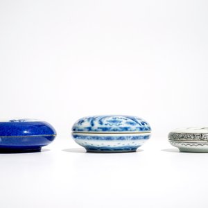 Drie ronde Chinese blauwwitte en famille rose dekseldoosjes, 19/20e eeuw — foto 3