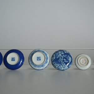 Drie ronde Chinese blauwwitte en famille rose dekseldoosjes, 19/20e eeuw — foto 10
