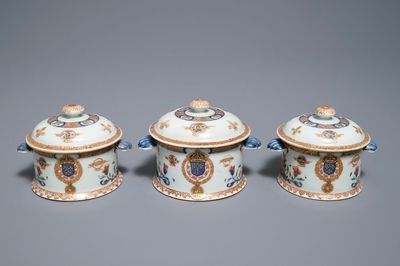 Drie ronde Chinese dekselterrines van het servies van Koning Lodewijk XV van Frankrijk, Yongzheng, ca. 1732