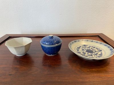 Drie stukken Chinees blauw-wit en wit monochroom scheepswrakporselein, Transitie periode en Jiaqing — foto 1