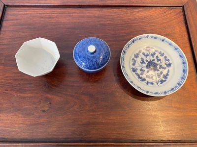 Drie stukken Chinees blauw-wit en wit monochroom scheepswrakporselein, Transitie periode en Jiaqing — foto 2