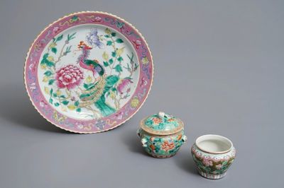 Drie stukken Chinees famille rose porselein voor de Straits of Peranakan markt, 19e eeuw