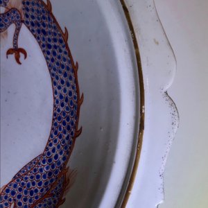 Drie stukken in Kakiemon-stijl porselein, Chantilly, Frankrijk, 18e eeuw — foto 17