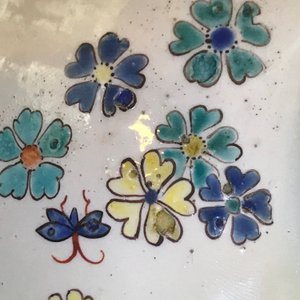 Drie stukken in Kakiemon-stijl porselein, Chantilly, Frankrijk, 18e eeuw — foto 23