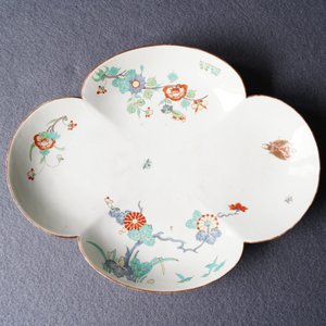 Drie stukken in Kakiemon-stijl porselein, Chantilly, Frankrijk, 18e eeuw — foto 33