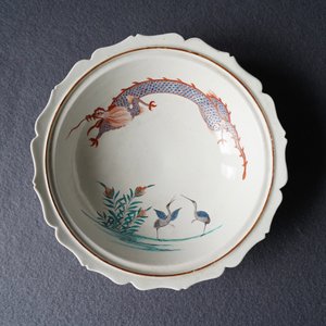 Drie stukken in Kakiemon-stijl porselein, Chantilly, Frankrijk, 18e eeuw — foto 35