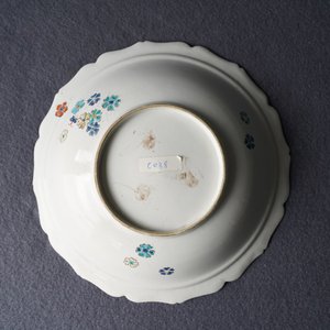 Drie stukken in Kakiemon-stijl porselein, Chantilly, Frankrijk, 18e eeuw — foto 36
