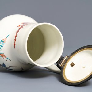 Drie stukken in Kakiemon-stijl porselein, Chantilly, Frankrijk, 18e eeuw — foto 10