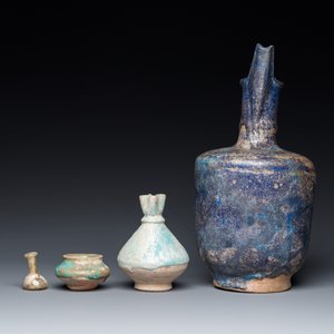 Drie stukken turquoise- en blauw-geglazuurd islamitisch aardewerk en een glazen flesje, Kashan en Raqqa, 12e eeuw en later — foto 5