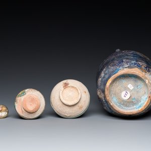 Drie stukken turquoise- en blauw-geglazuurd islamitisch aardewerk en een glazen flesje, Kashan en Raqqa, 12e eeuw en later — foto 7