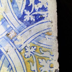 Drie tegels in Antwerpse majolica met kabelranddecor, 16e eeuw — foto 16