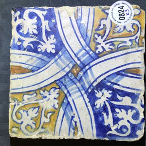 Drie tegels in Antwerpse majolica met kabelranddecor, 16e eeuw — foto 3