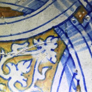 Drie tegels in Antwerpse majolica met kabelranddecor, 16e eeuw — foto 4