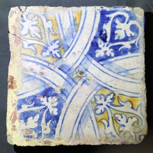 Drie tegels in Antwerpse majolica met kabelranddecor, 16e eeuw — foto 8