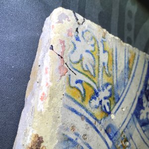 Drie tegels in Antwerpse majolica met kabelranddecor, 16e eeuw — foto 9
