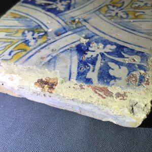 Drie tegels in Antwerpse majolica met kabelranddecor, 16e eeuw — foto 10