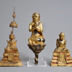 Drie Thaise verguld bronzen, aardewerken en houten votieve beelden, 19e eeuw — foto 1