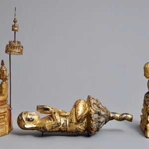 Drie Thaise verguld bronzen, aardewerken en houten votieve beelden, 19e eeuw — foto 3