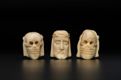 Drie tweezijdige memento mori in been, 19e eeuw