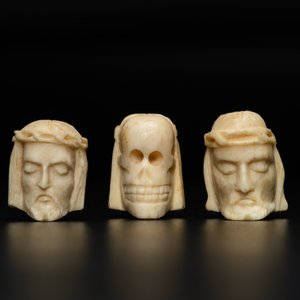 Drie tweezijdige memento mori in been, 19e eeuw — foto 2