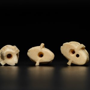 Drie tweezijdige memento mori in been, 19e eeuw — foto 8