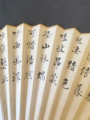 Drie waaiers, navolger van Zhang Daqian 張大千 (1899-1983) en Wu Hufang 吴湖帆 (1894-1968), inkt en kleur op papier — foto 12