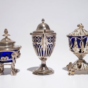 Drie zilveren mosterdpotten met binnenwerk in blauw kristal, 19e eeuw — foto 2