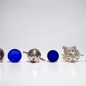 Drie zilveren mosterdpotten met binnenwerk in blauw kristal, 19e eeuw — foto 5