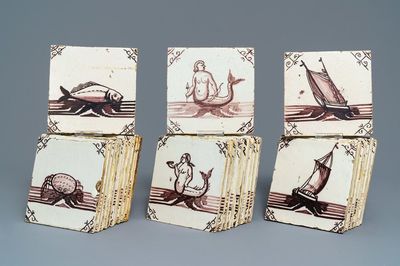 Drieëndertig Delftse mangane tegels met schepen, vissen en zeewezens, 18/19e eeuw
