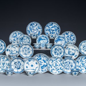 Drieëntwintig Chinese blauw-witte schotels en zeventien koppen, Kangxi — foto 1