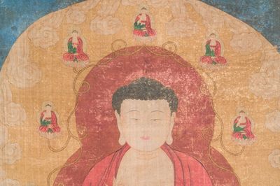 Ecole chinoise: 'Bouddha debout sur deux fleurs de lotus', encre et couleurs sur soie, 18/19ème