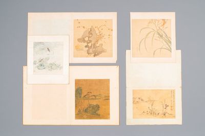 Ecole chinoise: Cinq œuvres diverses avec paysages et fleurs, encre et couleur sur soie, signé Zizhou 子帚, 19/20ème