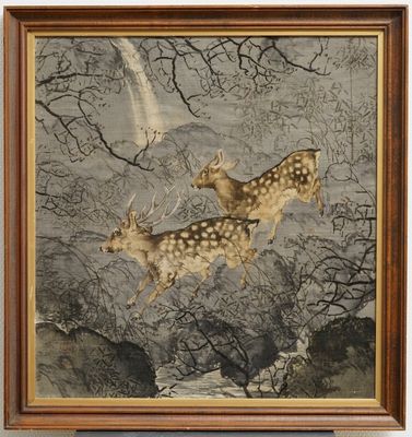 Ecole chinoise: Deux daims gambadant, encre et couleur sur tissu, 20ème