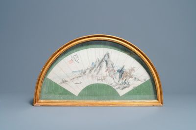 Ecole chinoise, encre et couleurs sur feuille d'éventail: 'Paysage montagneux', 19/20ème