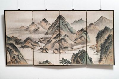 Ecole chinoise, signé Tan Xun, 20ème, encre et couleurs sur papier monté comme écran: 'Paysage montagneux'