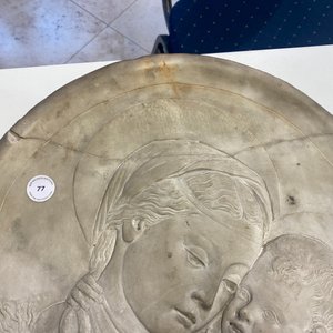Ecole italienne, 19ème, d'après Desiderio da Settignano (1430-1464): un bas-relief en marbre figurant une Vierge à l'Enfant — photo 3