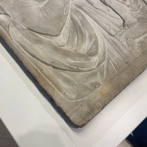 Ecole italienne, 19ème, d'après Desiderio da Settignano (1430-1464): un bas-relief en marbre figurant une Vierge à l'Enfant — photo 4