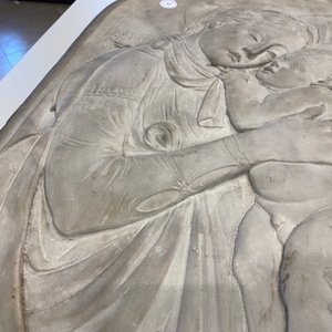 Ecole italienne, 19ème, d'après Desiderio da Settignano (1430-1464): un bas-relief en marbre figurant une Vierge à l'Enfant — photo 8