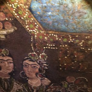 Ecole qajar, huile sur toile en forme d'arche: Les servantes de Zulaykha se mutilent en présence de Yusuf, Iran, 19ème — photo 36