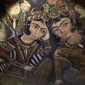 Ecole qajar, huile sur toile en forme d'arche: Les servantes de Zulaykha se mutilent en présence de Yusuf, Iran, 19ème — photo 39