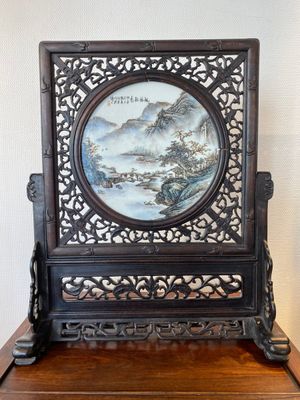 Ecran de table en bois sculpté orné d'une plaque en porcelaine de Chine qianjiang cai, signée Wang Yeting 汪野亭, datée 1924 — photo 1
