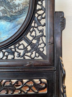 Ecran de table en bois sculpté orné d'une plaque en porcelaine de Chine qianjiang cai, signée Wang Yeting 汪野亭, datée 1924 — photo 6